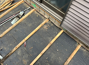 さいたま市緑区の下屋根の葺き替え工事　施工中写真