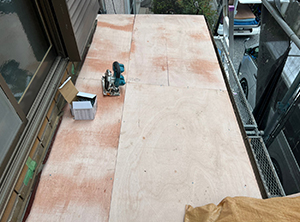 さいたま市緑区の下屋根の葺き替え工事　施工中写真