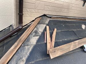 さいたま市緑区にて屋根修理（スレートから横暖ルーフにカバー工法）下屋根　貫板