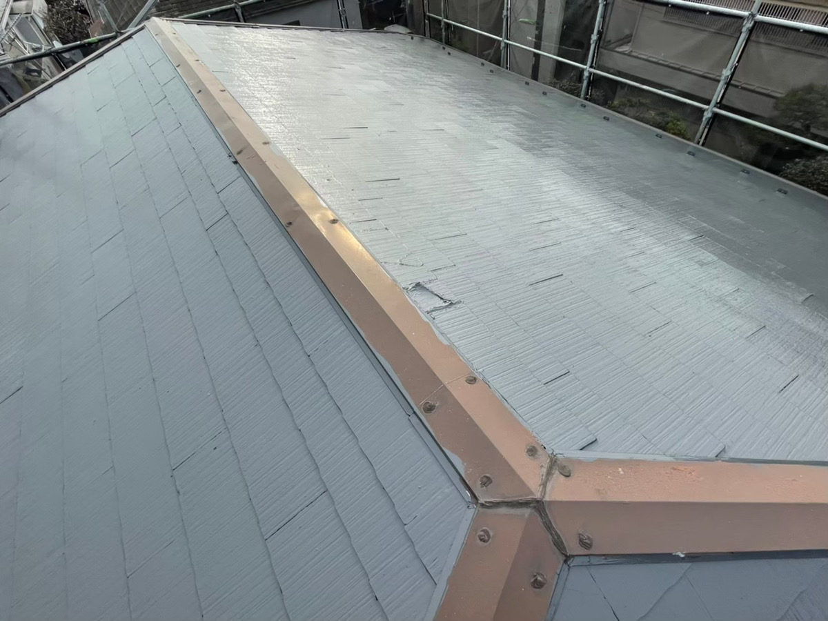 さいたま市岩槻区にて屋根修理（棟の貫板と板金カバー交換）の施工前写真