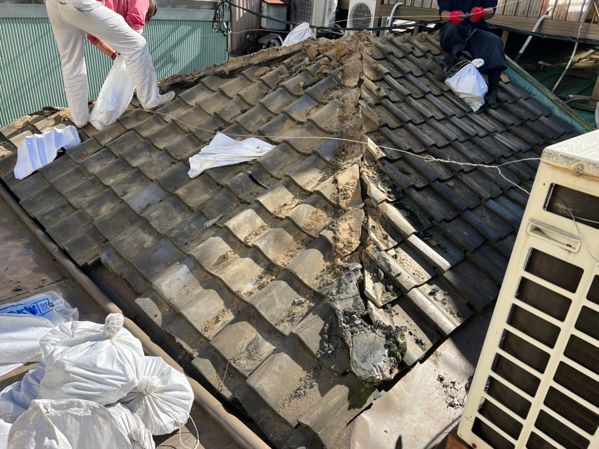 さいたま市北区にて屋根修理・雨漏り修理〈スーパーガルテクトへの葺き替え工事〉の施工前写真