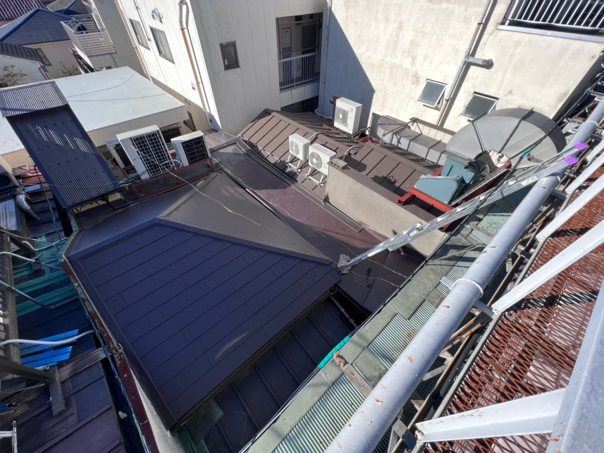 さいたま市北区にて屋根修理・雨漏り修理〈スーパーガルテクトへの葺き替え工事〉の施工後写真