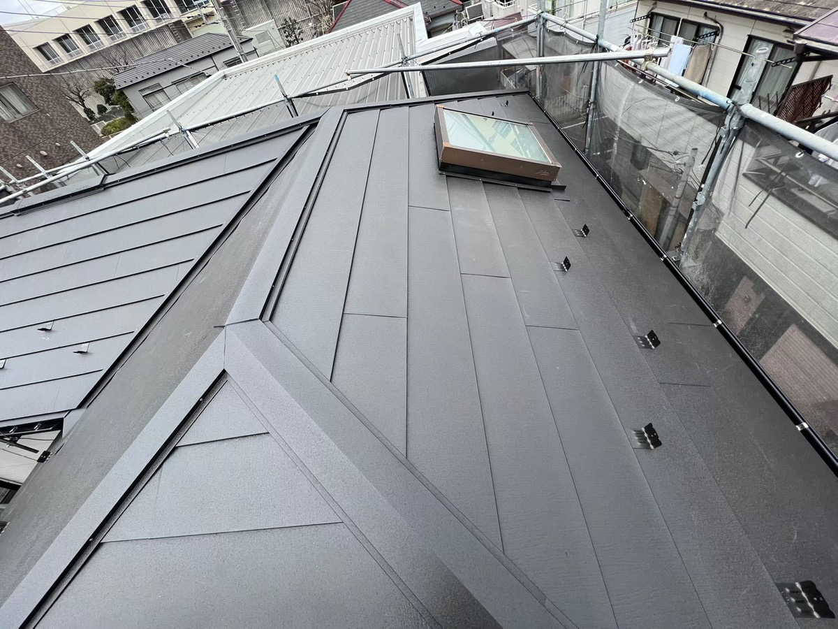 さいたま市浦和区にて屋根修理・雨樋修理〈スーパーガルテクトにカバー工法〉の施工後写真