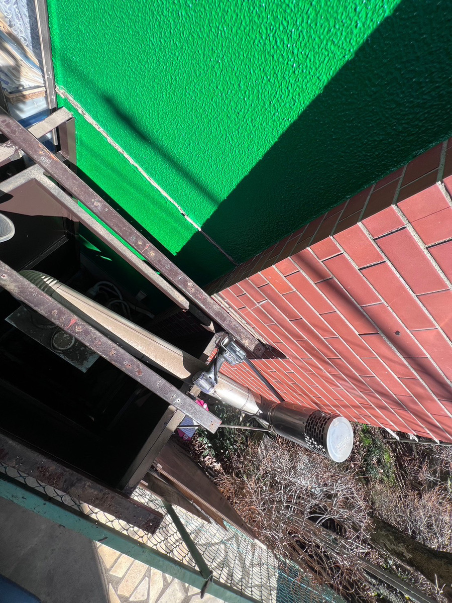 さいたま市浦和区にて屋根修理〈ボイラー室の屋根葺き替え、破風板金巻き、雨樋工事〉の施工前写真