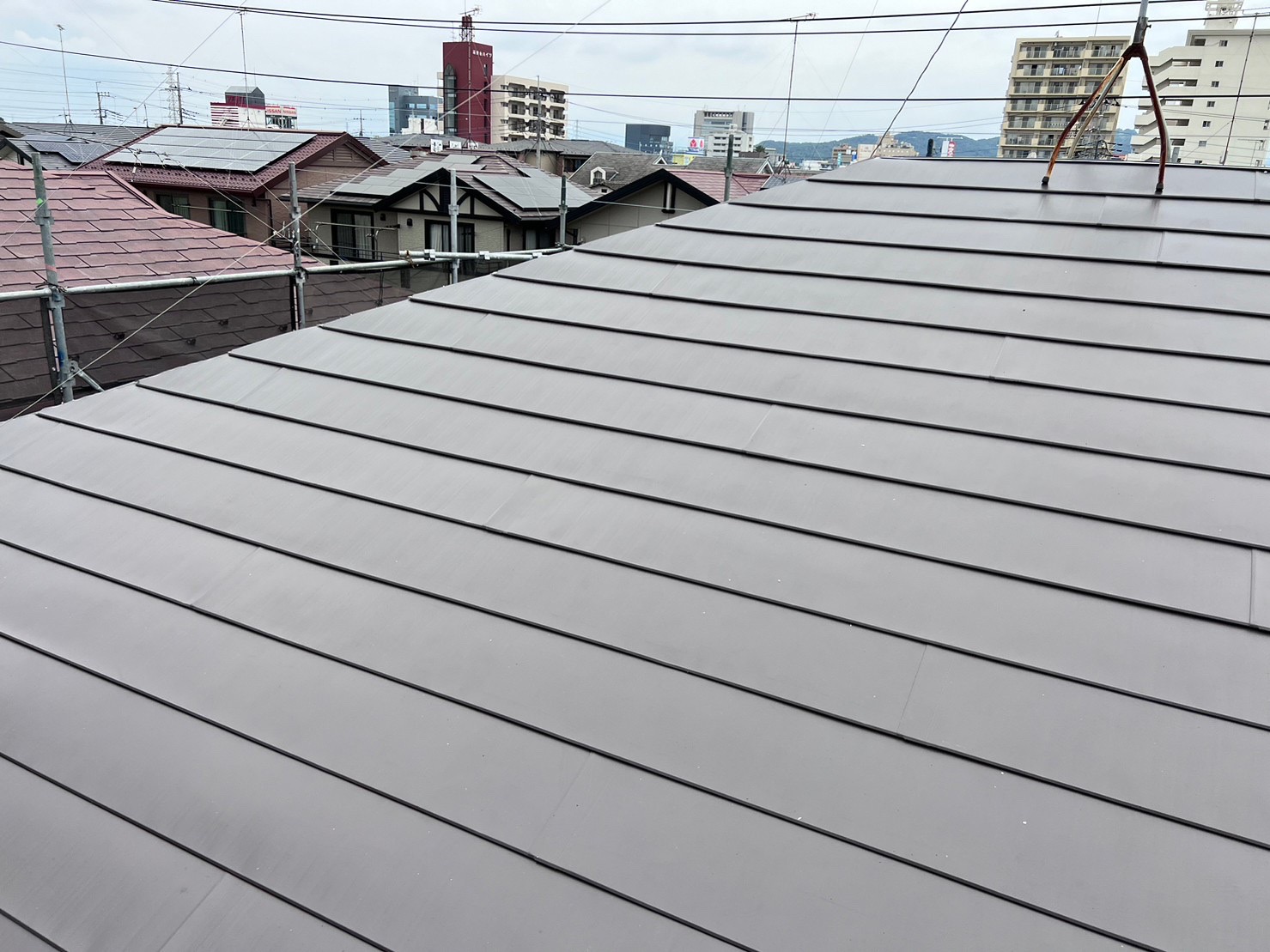 さいたま市浦和区にて屋根修理〈スレートから横暖ルーフへのカバー工法〉の施工後写真