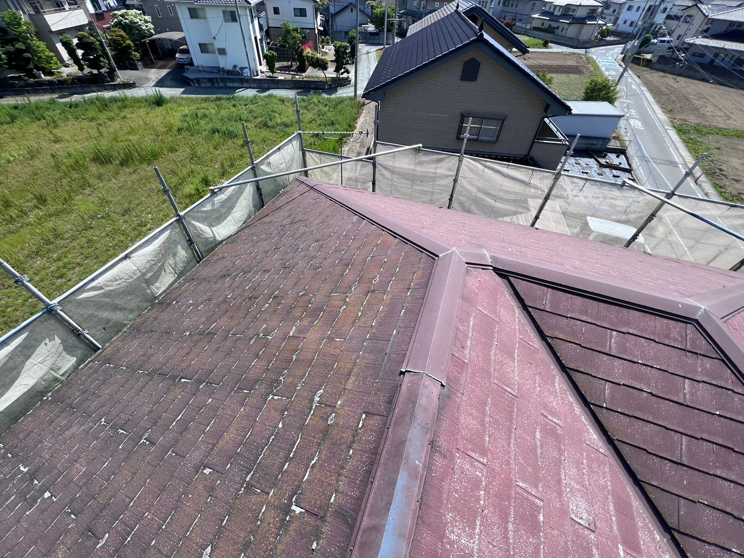 さいたま市岩槻区にて屋根修理〈コロニアルから横暖ルーフへのカバー工法〉の施工前写真