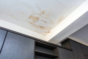 天井からの雨漏りは何故おこる？原因と修理方法について