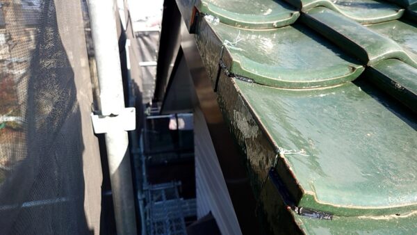 さいたま市浦和区にて屋根修理〈ケラバ瓦の補修・ラバーロック工法〉の施工前写真