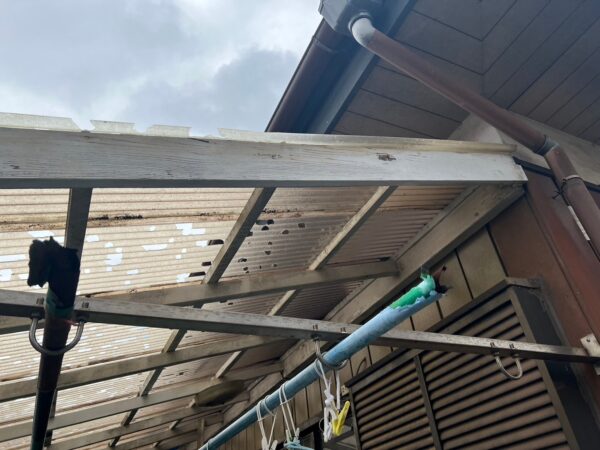 さいたま市緑区にて波板修理・屋根修理〈雹災による波板修理〉の施工前写真
