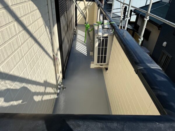 さいたま市岩槻区にて屋根修理に伴うベランダ防水〈FRP防水〉の施工後写真
