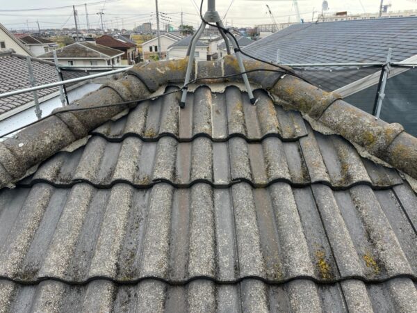 さいたま市緑区にて屋根修理〈セメント瓦の棟積み直し・漆喰修理〉の施工前写真