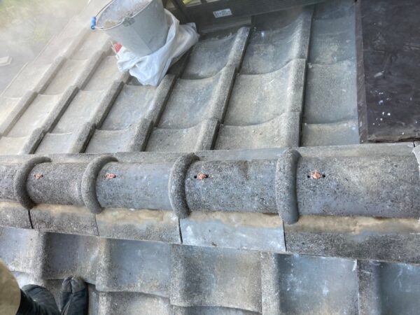 さいたま市岩槻区にて瓦屋根修理〈セメント瓦の棟積み直し〉の施工後写真
