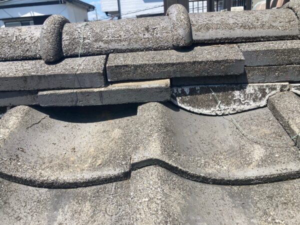 さいたま市岩槻区にて瓦屋根修理〈セメント瓦の棟積み直し〉の施工前写真