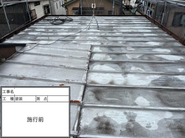 さいたま市岩槻区にて雨漏り修理・屋根修理〈ベランダ屋根の葺き替え・塗装メンテナンス〉の施工前写真