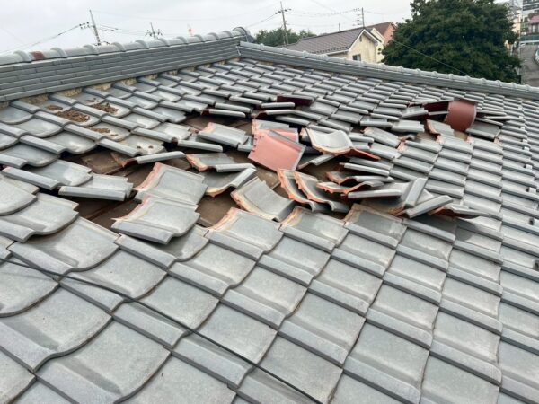 さいたま市見沼区にて屋根修理・火災保険〈突風による瓦屋根の補修〉の施工前写真