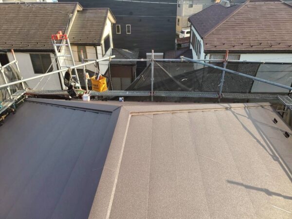 さいたま市岩槻区にて屋根修理〈天窓からの雨漏り・スーパーガルテクトへのカバー工法〉の施工後写真