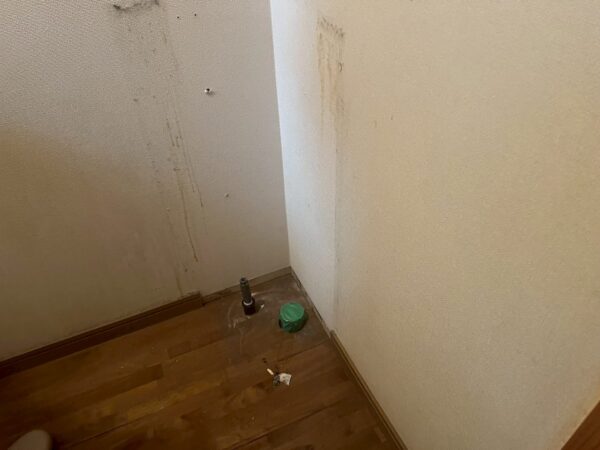 さいたま市のご住宅にて雨漏り修理工事〈トイレ内装の解体・復旧〉の施工前写真