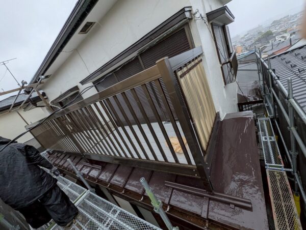 さいたま市岩槻区にて雨漏り修理・屋根葺き替え工事〈ベラダンからの雨漏り〉の施工前写真