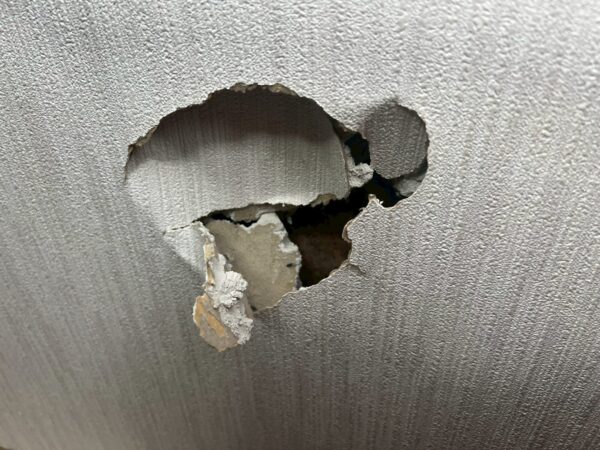 さいたま市岩槻区にてアパートの壁穴補修工事の施工前写真